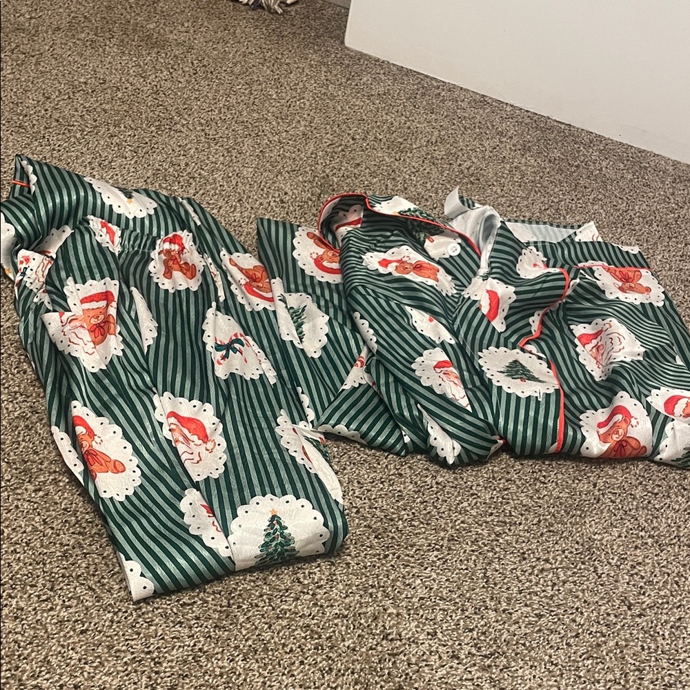 SHEIN Green Santa Print Pajamas